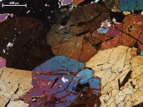 szivacsos, nagyon zárványos (10 µm-t meghaladó méretű 2 fázisú, gyakran lefűződött primer és álmásodlagos fluidzárvány együttesek ld. 45. ábra).