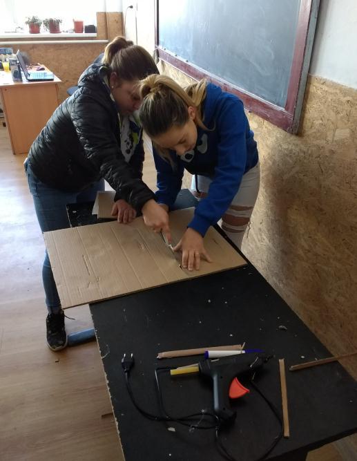 A munkaerőpiacra történő integráció gyakran nehéz feladat elé állítja a fiatal végzetteket, mivel gyakran a gyakorlati képzettségük szegényes A projektben használt anyagok a következők: - Karton -