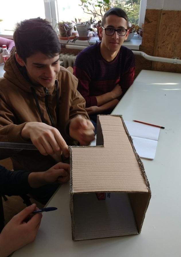 Pag. 20 Hobby? Nr. 4 --> 2017 A projekt elkészítése a fenti anyagokból történik A vágás kijelölése vonalzóval és ceruzával történik, bizonyos szögben és méretben A szögek 90 fokosak.