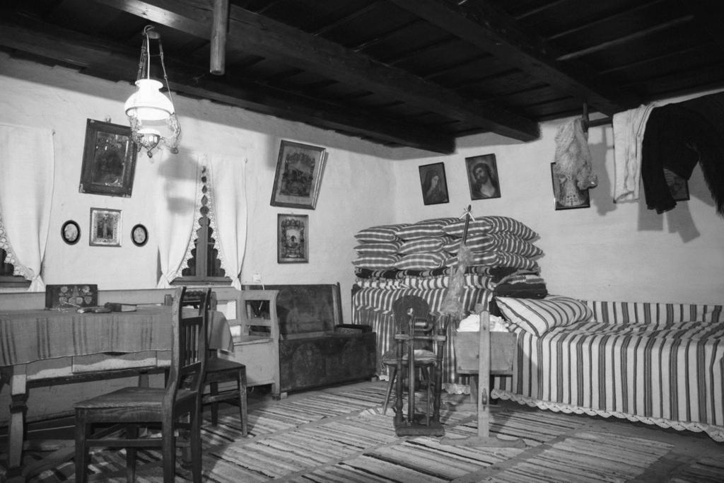 NÉPTANÍTÓK NÉPRAJZI UNKÁSSÁGA II. 9. Népi hangszerek készítése: doromb, kürt, tilinkó (Bálint Dezső) Ha a juhok jól jártak, leültem, és először a dorombcsináláshoz fogtam. z a legkönynyebb.