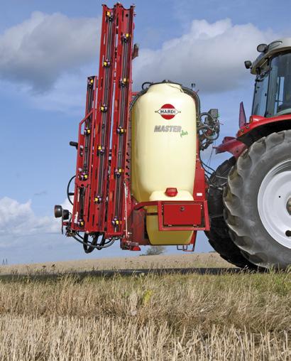 Keskeny kialakítás A keskeny tartálykialakítás és az kompakt csukható PRO szórókeret optimális tömegeloszlásával biztosítja a traktor stabilitását vegyszerkijuttatás és közúti vonulás közben egyaránt.
