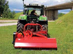 A teherbíró pantográf szerkezet felfelé 90 -ig, lefelé 60 -ig állítható a traktor mögött vagy oldalt, különféle dőlésű felületek kaszálásához. A rudazat lehetővé teszi a talajkövetést.