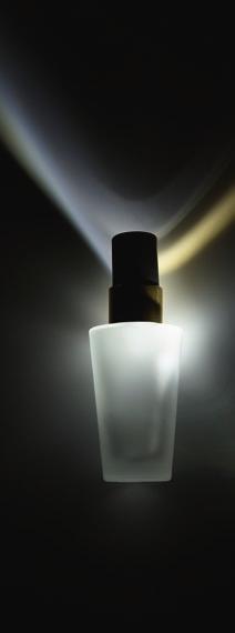 PÁRIZSI PARFÜKÉSZÍTŐ ESTER PRÉIU PARFÜ int azt a neve is sugallja, az Eclat on Parfum az illatok legexkluzívabb formája - a parfüm.