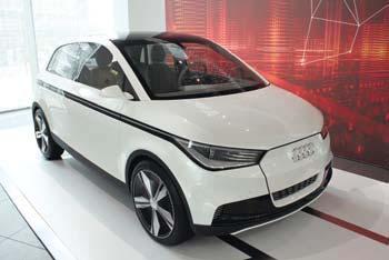 ➎ Audi A2 concept ➏ Audi R8 e-tron és F12 e performance Megtalálható volt a múzeumban az Audi A2 concept ➎ koncepcióautó is, melyről részletesen az Autótechnika februári számában írtunk.