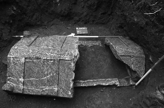 4. kép: Római kori szarkofág feltárás közben Fig. 4. Roman sarcophagus during excavation dation (only on the southern side) that protuded about 10 cm from the wall.