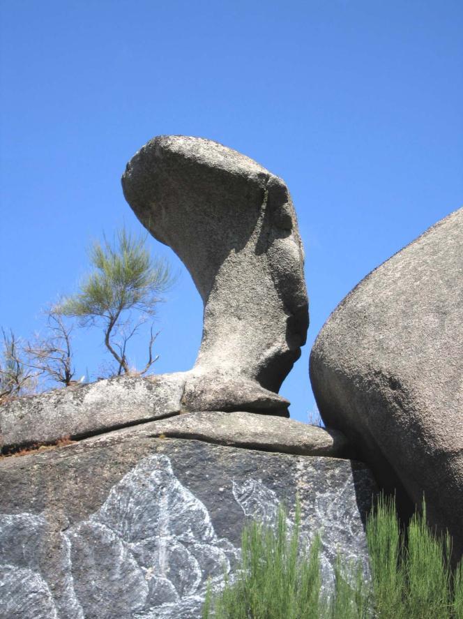 13. ábra: Túlfejlődött tafoni a portugáliai Castelo da Furnán Figure 13: Overdeveloped tafoni in the Castelo da Furna in Portugal A tafonik keletkezésének elméletei A tafonik keletkezésének