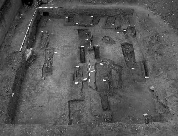 5. kép: Temetkezések az iskola belső udvarán Fig. 5: Burials in the courtyard of the school ated relatively far from each other.