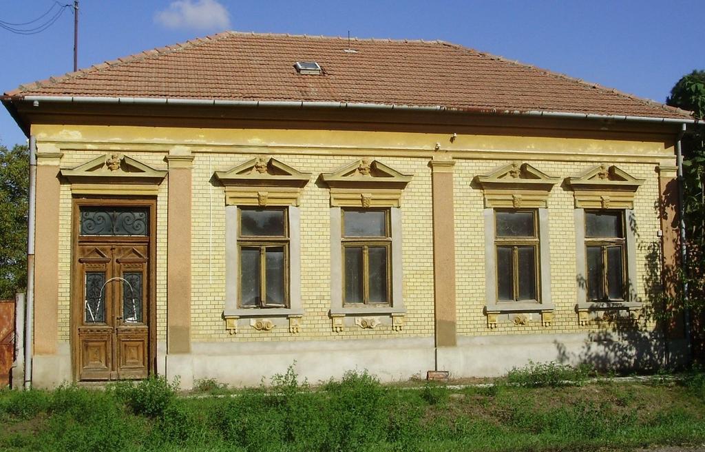 A Békéscsabára vezető út mentán álló kontyolt tetős