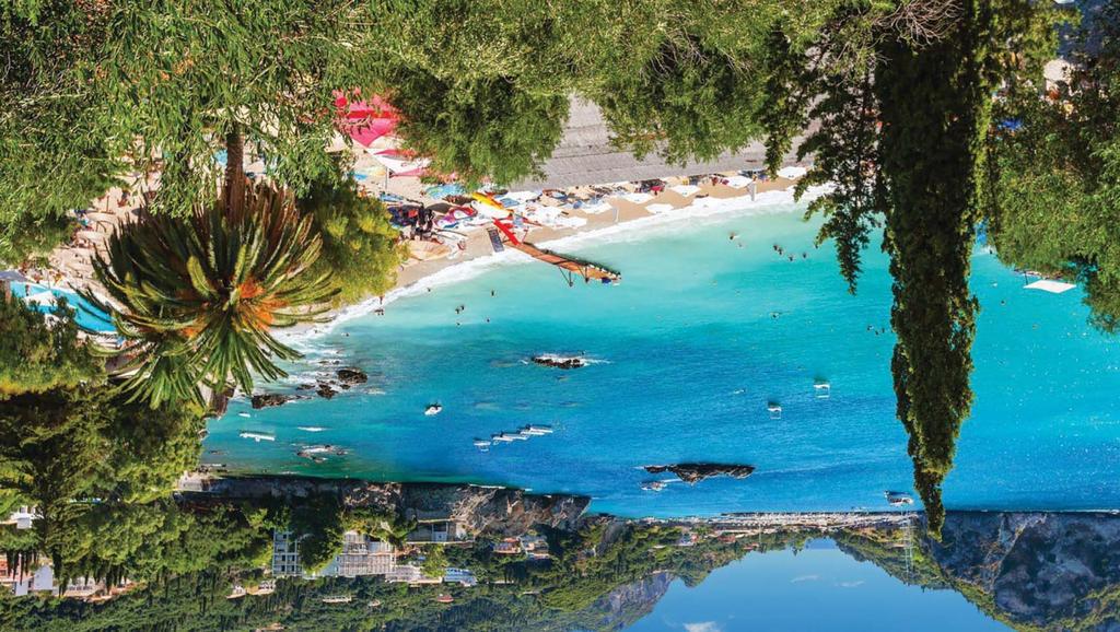 Paleokastritsa Ipsos Görögország legzöldebb szigete, Odüsszeusz és Sissi királynő kedvenc búvóhelye, nemcsak természeti szépségeivel, változatos tájaival és kristálytiszta kék vizével, hanem több