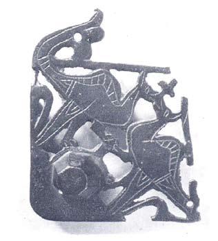 4. ábra. Öntött, bronz könyvsarokveret Nyékről (Gerevich 1971, Plate XVI. 44. nyomán) növényi mintával, de sokkal részletesebben díszítettek egy Frankfurtban őrzött, de Bolognában a 14.