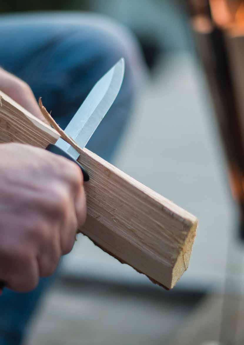 FAFELDOLGOZÁS Kések Fiskars kései tökéletes társai lehetnek a kisebb kerti feladatok ellátásában, míg rozsdamentes szénacélból készült pengéi akár több éves gondtalan használatot garantálnak.