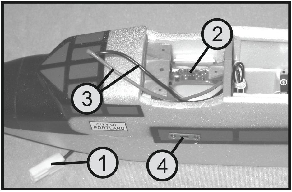 a) A hajtómű gondola-tartó szerelése Alulról fogja hozzá a hajtómű gondola-tartót (1) a szárnyfelülethez (2) és 4 db (2 mm átmérőjű) süllyesztettfejű csavarral felülről,a szárnyon keresztül
