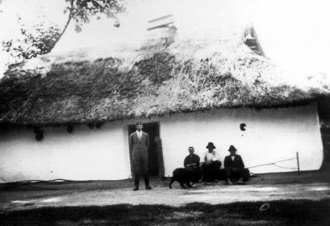 IX. A KÖZSÉG ÉPÜLETEI ÉS ÉPÍTKEZÉSE 109 IX. A község épületei és építkezése A lakóházak A Borsodi-Mezõség népi építészete Dél-Heves hasonló vidékéhez csatlakozik.