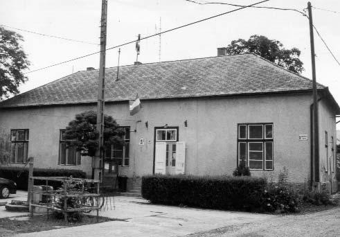 X. A KÖZSÉG IGAZGATÁSA 147 A község elsõ VB titkára Bari Kálmán (1950 53) volt, õt Szeles Bertalan (1954 56), majd Kecskeméti Ida (1957 58) és dr.