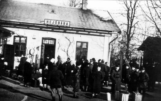 86 VII. A FALU A TÖRTÉNELEM SODRÁBAN valósították meg. A földosztás során minden ingatlant kiosztottak, tartalékot nem hagytak. 103 Az újjáépítés lassan haladt.