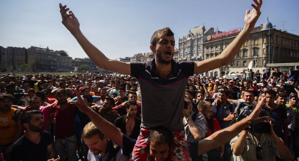 Az ENSZ migrációs csomagja Migránsok tüntetése a Keleti pályaudvarnál.