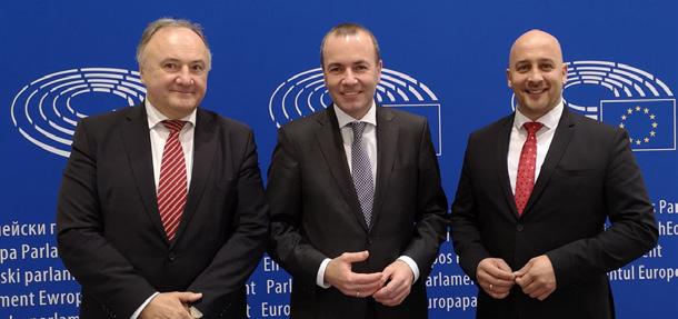 Európai parlamenti választások, 2019 A csúcs jelölt Manfred Weber november 28-án Brüsszelben az MKP vezető politikusaival, Csáky Pál EP-képviselővel és Menyhárt József elnökkel Megnyugtató, hogy az