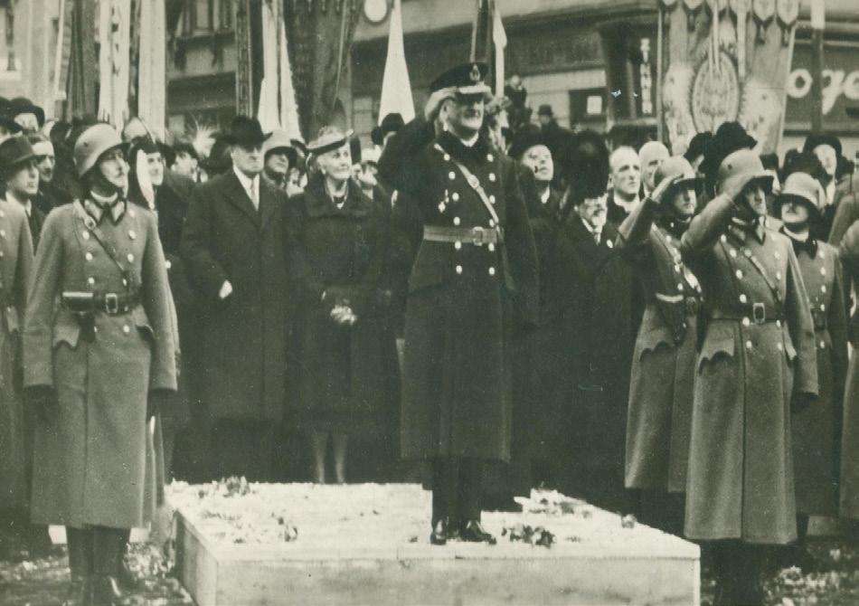 1938 A sorsdöntő 1938. esztendő eseményei a hadtörténész szemével Amint azt Raffay Ernő is megfogalmazta ajánlójában, mellyel útjára bocsátotta a könyvet: az 1938.