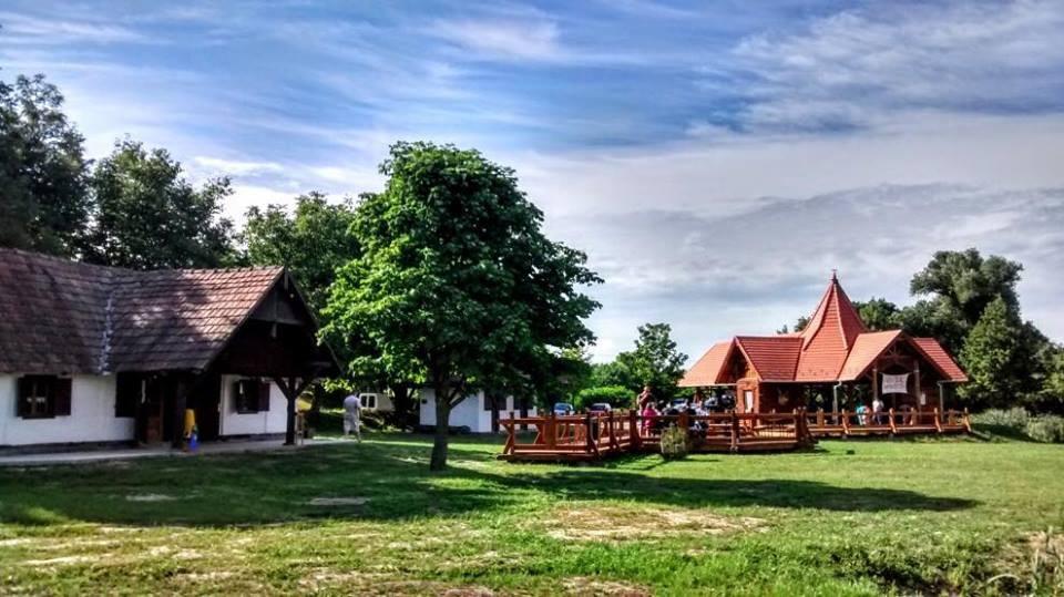vízparton kiállítása 2018. június 22-ig látható az Alapvető Jogok Biztosának Hivatalában. Tervezett program - 10.00-11.30 10.00-10.15 Megnyitó: Bándi Gyula, a jövő nemzedékek szószólója 10.15-11.