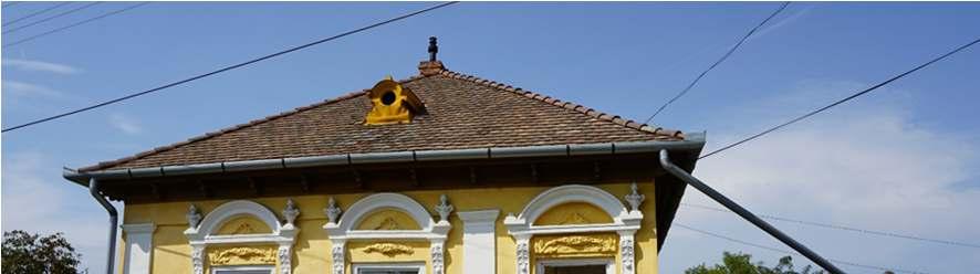 2424 A redemptusház eredeti formájában és elrendezésében fennmaradt, utcára háromablakos, gipszstukkó díszítésű homlokzatú épület.