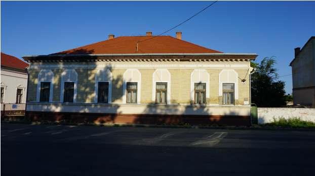 2626 ISKOLA A város főterének déli oldalán beforduló sarok épület, amely 1912-1913-ban épült 12 tantermes református iskolaként klasszicizáló stílusban. Az avatás 1913. október 16.-án volt.