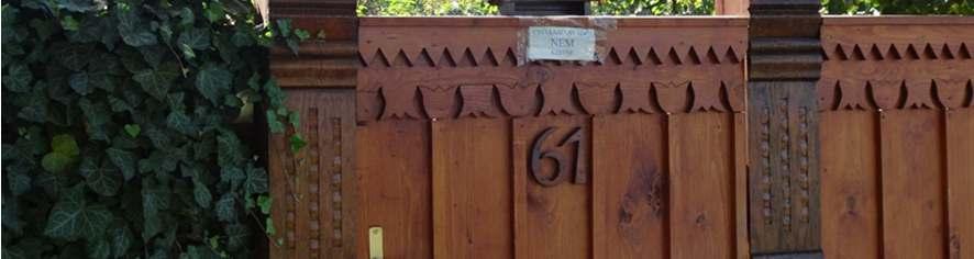 3030 A műalkotásokhoz sorolhatjuk egyediségük és népi iparművészeti értékük miatt azokat a fából