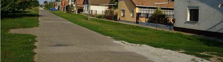 Jellemzően oldalhatáron álló családiházak alkotnak utcasorokat, földszintes vagy