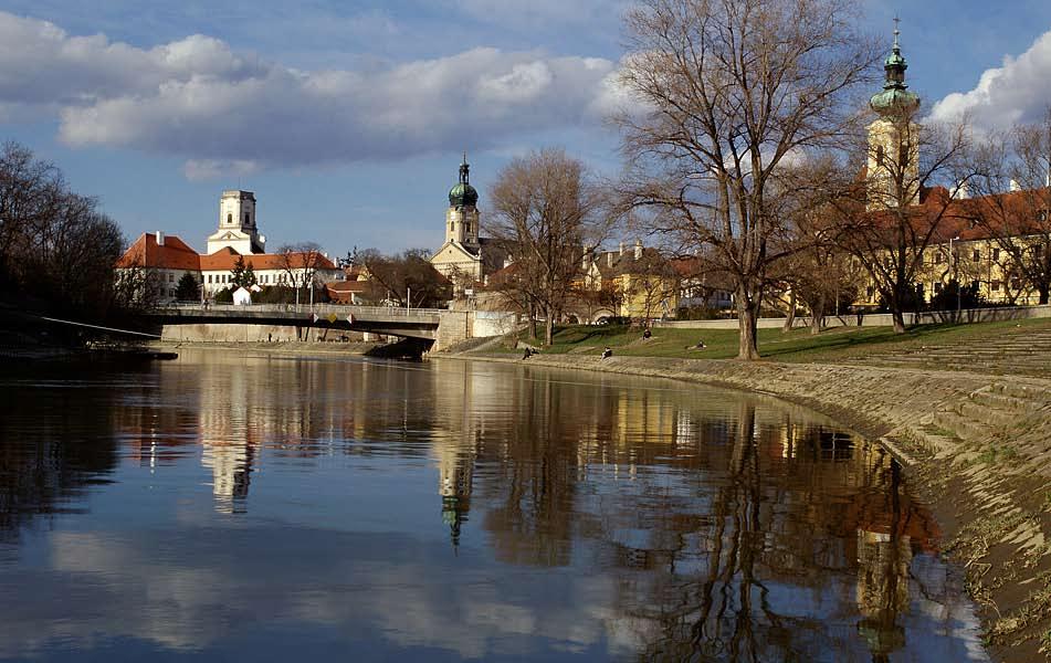 A má sik sa já tos ság pe dig, hogy a je lent ke zők, kü lö nö sen pe dig a fel vet tek kiug róan ma gas szám ban szár maz nak la kó he lyük sze rint a Fel ső- Du nán tú li ré gió ból.