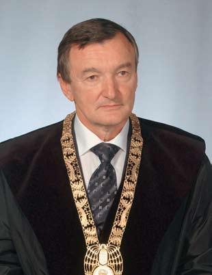 A jo gász szak in dí tá sa a Szé che nyi Ist ván Egye te men Dr. Szekeres Tamás a Széchenyi István Egyetem rektora 2005-től A szak in dí tá si en ge dély 2002.