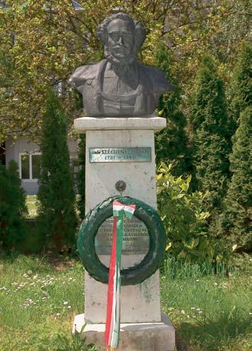 Ezért a Du nán túl hat észak nyu ga ti me gyé jé ből a hallga tók kény te le nek Bu da pest re vagy Pécs re jár ni egyete mi kép zés re.