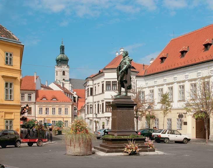 (Az es kü té tel ide jén a Szó zat hang jai szól tak Hoff mann Lász ló köz re mű kö dé sé vel). Az es kü szö ve ge a kö vet ke ző volt: Én,.