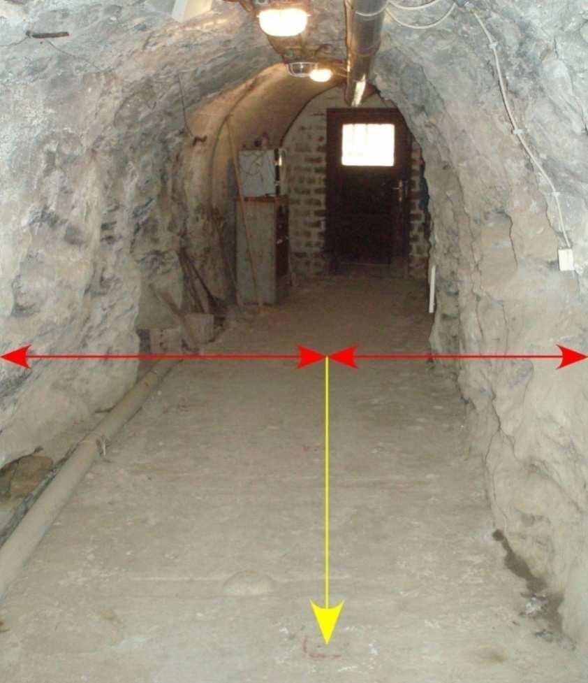 . ábra) a főalappontot tartalmazó nagy teremhez képest jóval alacsonyabb és keskenyebb, ráadásul az 5-ös ponttól kifelé haladva egyre inkább jelentkezik a külső meredek sziklafal gravitációs hatása is.