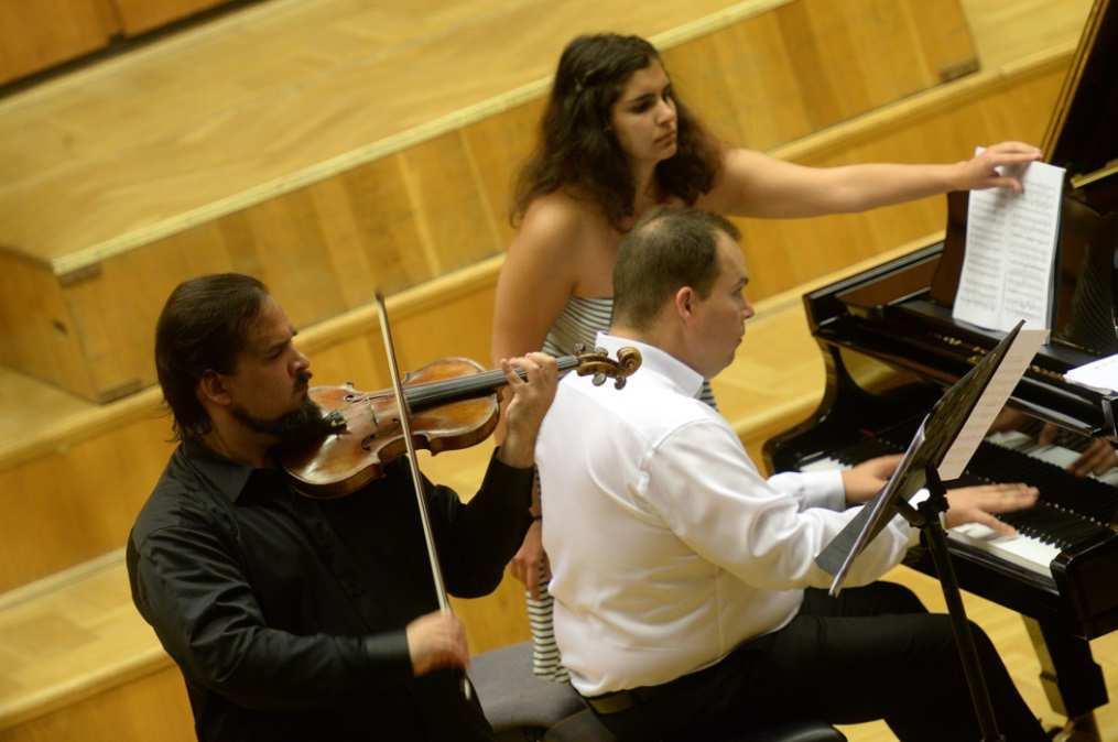 2018. július 19-én tovább folytatódtak a Debreceni Egyetem Liszt-termében megrendezett Zenés esték a Nagyerdőn hangversenysorozat koncertjei. Fergetegesen jó hangulat uralkodott ugyanis az Ütős gálán.