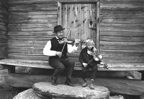 Ki volt Konsta Jylhä? (Kiejté: Jülhe) Konsta Jylhä (1910-1984) neve fogalom azok között, akik ismerik vagy/és művelik a finn népzenét. Zenész és egyben zeneszerző is volt ez a teherautó sofőr!