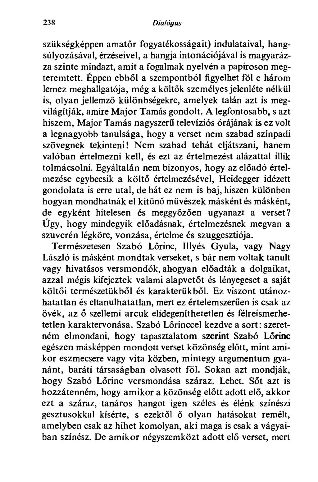 238 Dialógus szükségképpen amatőr fogyatékosságait) indulataival, hangsúlyozásával, érzéseivel, a hangja intonációjával is magyarázza szinte mindazt, amit a fogalmak nyelvén a papiroson megteremtett.
