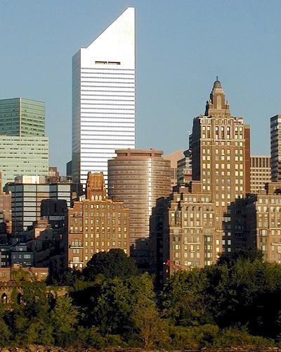 Eset: Citicorp Center I. The Fifty-Nine-Story Night Crisis. The New Yorker Magazin. 1995.05.29. 45-53. o. (http://www.duke.edu/~hpgavin/ce131/citicorp1.htm és http://en.wikipedia.