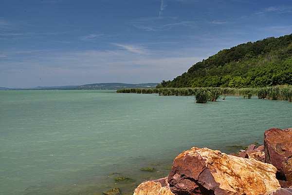 A BALATON ÉS A TÓRÉSZEK HAVI VÍZHÁZTARTÁSI JELLEMZİINEK MEGHATÁROZÁSA 2005.