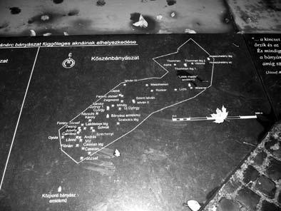 14. kép: Aknatáblák Térképes részlet Mivel az emléktábla-együttes a központi emlékmű környezetében van, ahhoz hasonulva az anyaga fekete gránit. Avatására 2016.
