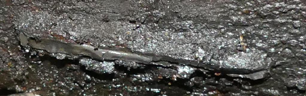 A váltóállító kulissza tartólemezének mindkét oldala a kisiklást követő helyszíni vizsgálat során letört állapotban volt. 5.