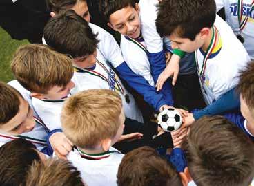 Puskás 1 TORNAGYŐZELEMMEL EMLÉKEZTÜNK Puskás Ferenc születésének kilencvenedik évfordulója alkalmából rendeztük meg tavaly a Puskás Tournament elnevezésű U12-es nemzetközi labdarúgótornát.