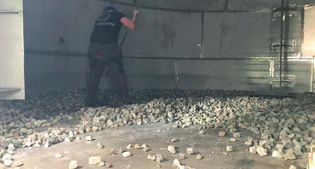 A magas terhelés miatt kizárólag nagy teherbírású nem roskadó hőszigetelésre volt szükség, melynek a fenéklemezek öszszehegesztése miatt magas hővel szemben is
