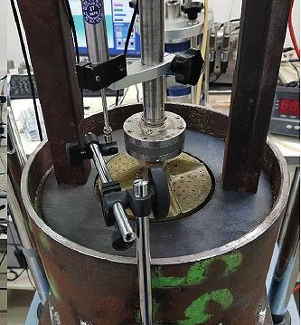 A laboratóriumban hasábmintán 10 db egyirányú nyomóvizsgálat, 10 db kompresszió vizsgálatot és 9 db dinamikus triaxiális vizsgálat elvégzése. 2.