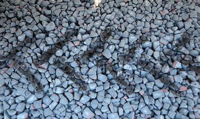 20 cm-es átfedésekkel polietilén elválasztó fóliát kell teríteni a cementtej felfogása végett.