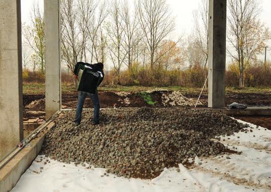 Elsősorban mechanikai védelmet nyújt az üveghabrétegnek, megvédve az