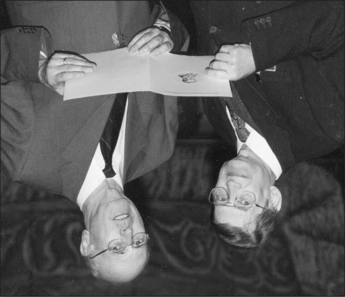 kájával: a Higgs-mechanizmust elôször Philip W. Anderson írta le egy 1963-ban megjelent cikkében.