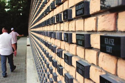 KÖZÖSSÉGI HÍREK, REAKCIÓK Békéscsabán felavatták a holokauszt-emlékművet Békéscsaba, Békés megye Forrás: MTI Márciusi számunkban írtuk, hogy holokauszt-emlékművet terveznek Békéscsabán.