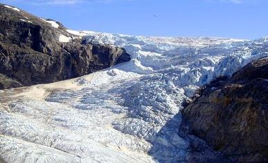 Földrajz 7. 11 Természetföldrajzi jelenségek 2. Tanulói kísérlet: (gleccser) Tálcán/terepasztalon lejtős térszínt hozunk létre, majd félcsőben megfagyasztott jégnyelvet elhelyezzük.