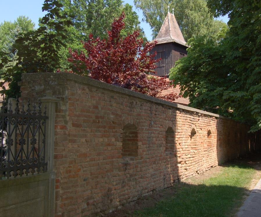 Egy 1859-ben készült fametszet (a Vasárnapi Újságban) már romosnak ábrázolja az erődfalat, de világosan kivehető négy kerek sarokbástya.
