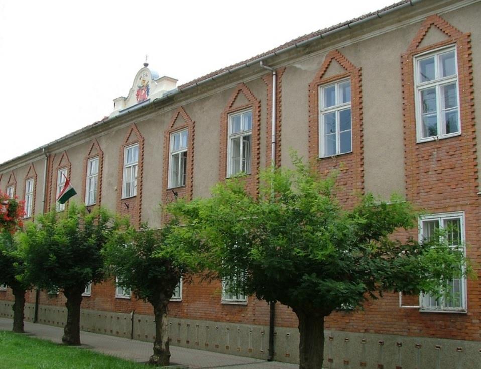 14 HELYI VÉDETT 4. VÁROSHÁZA A 17. század közepén épült középület, eredetileg laktanyaépület, később városháza, a településközpont jellegzetes meghatározó épülete.