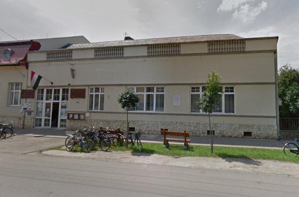 Az épület helyileg védett értéket, a ház tömbformája, homlokzati kialakítása jelenti.